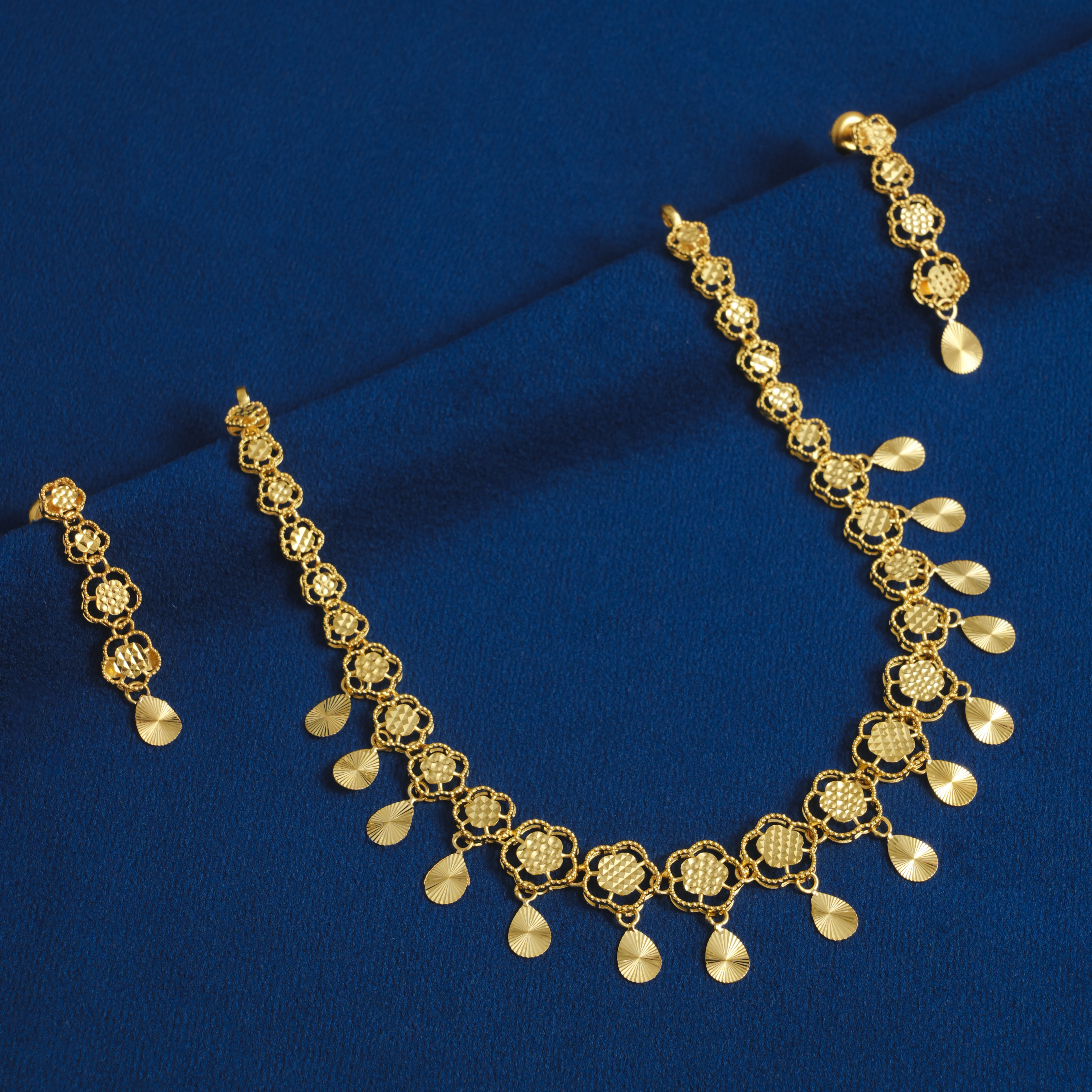 TRADITIONAL GOLD NECKLACE SET WITH MATCHING EARRINGS