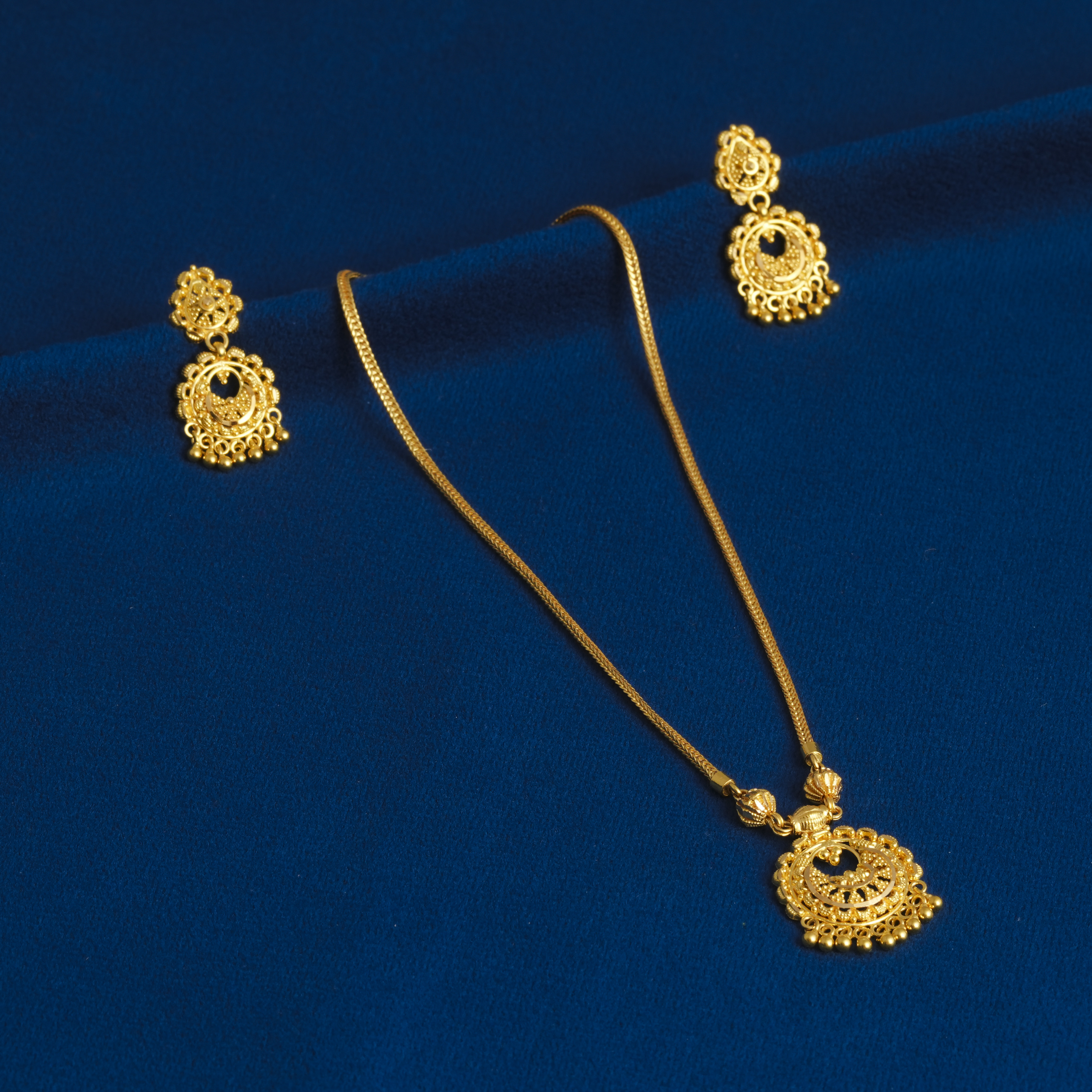 GOLD KANTHI SET (KOL) WITH MATCHING EARRINGS