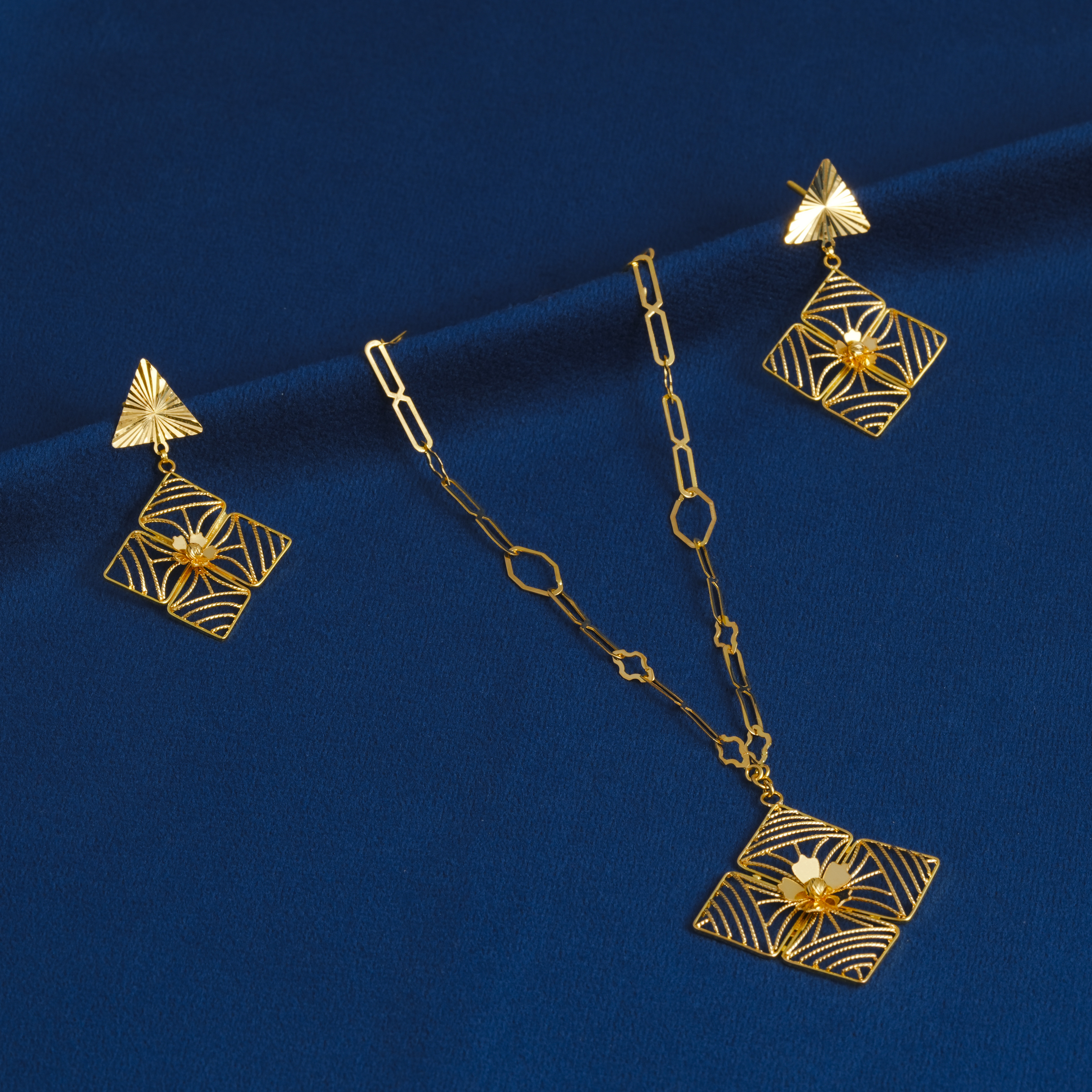 STYLISH GOLD KANTHI SET WITH MATCHING EARRINGS