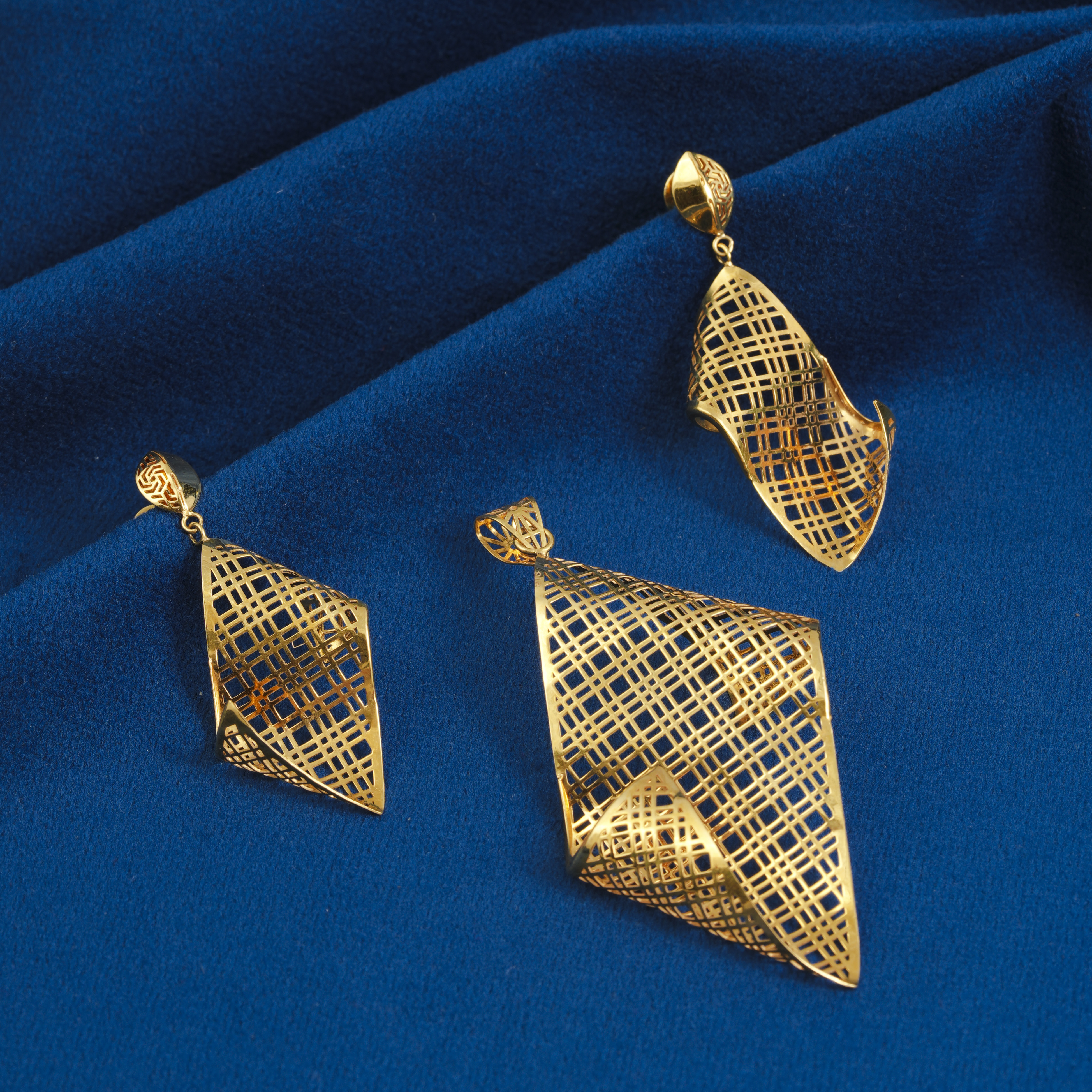 CONTEMPORARY GEOMETRIC GOLD PENDANT SET WITH EARRINGS
