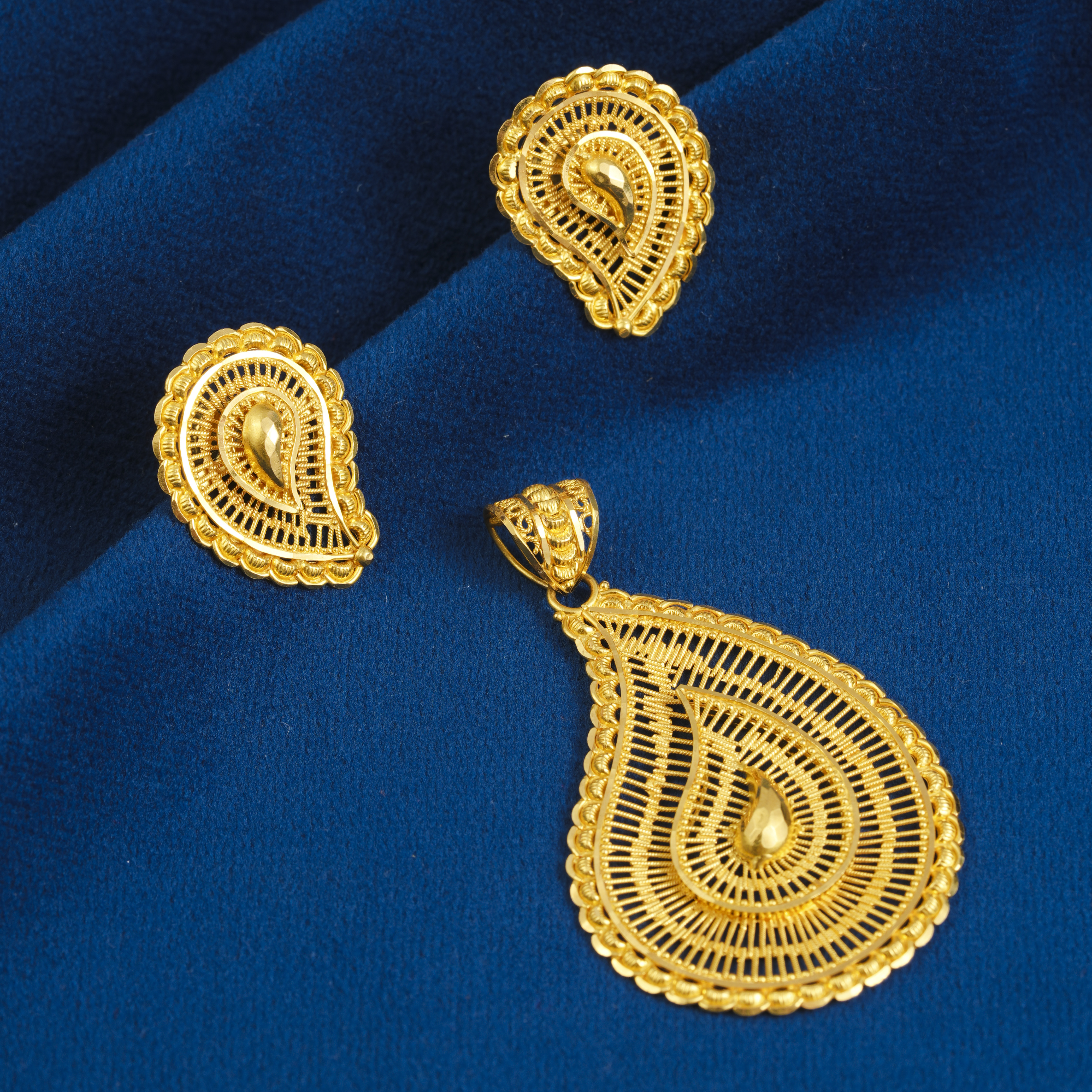 TRADITIONAL PAISLEY DESIGN GOLD PENDANT SET WITH EARRINGS