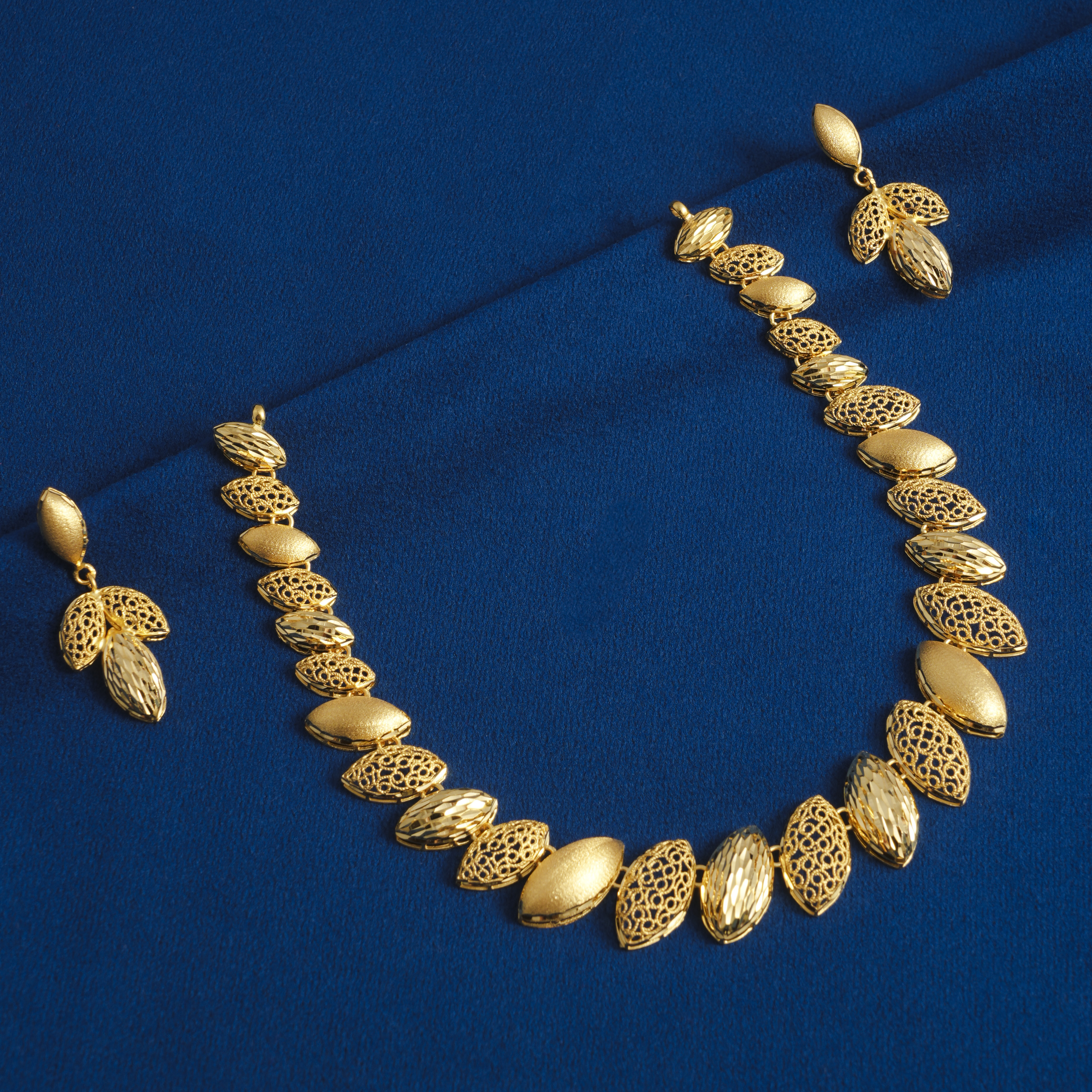 LEAF MOTIF GOLD NECKLACE SET WITH MATCHING EARRINGS