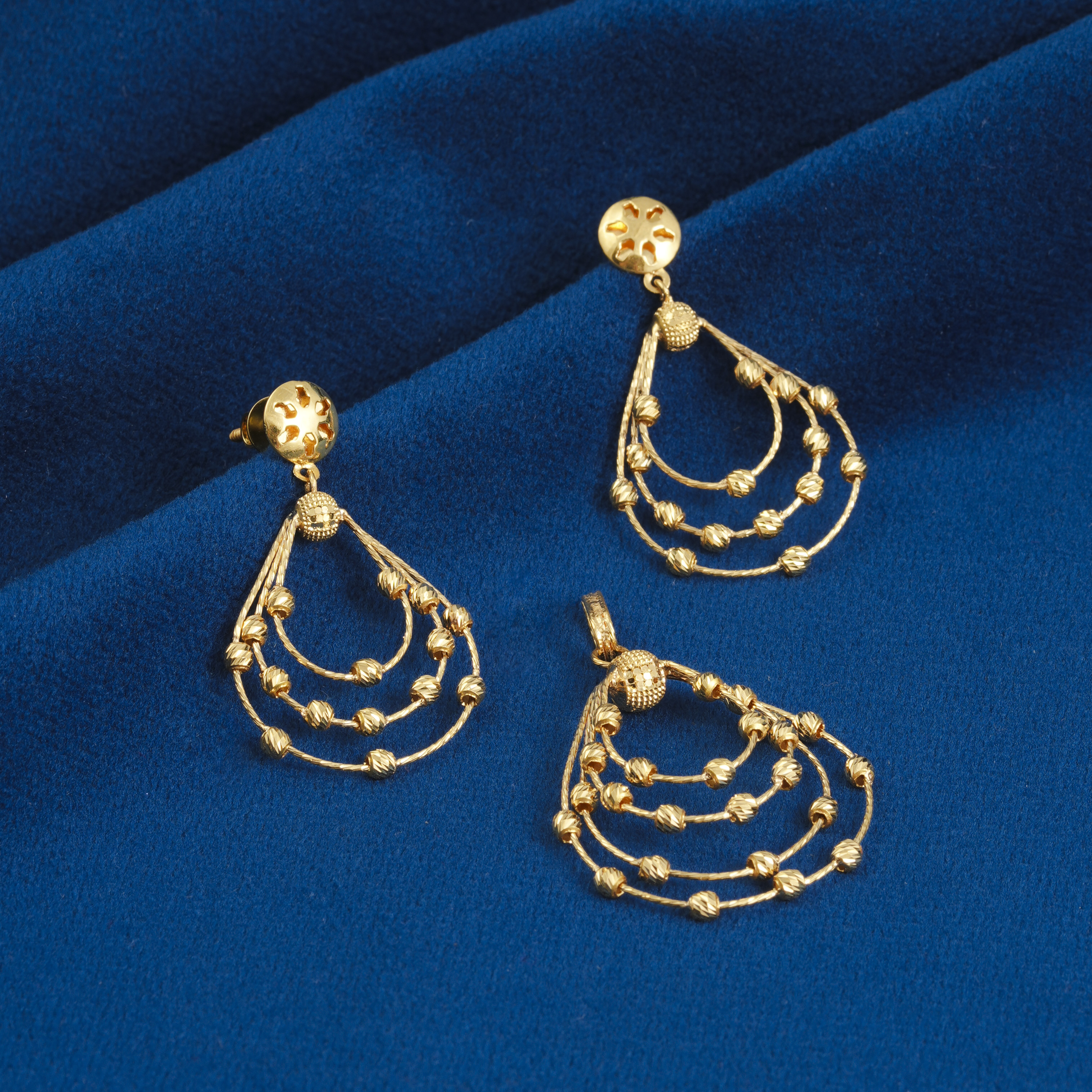 ELEGANT MULTI-LAYERED GOLD PENDANT SET WITH BEADED DESIGN