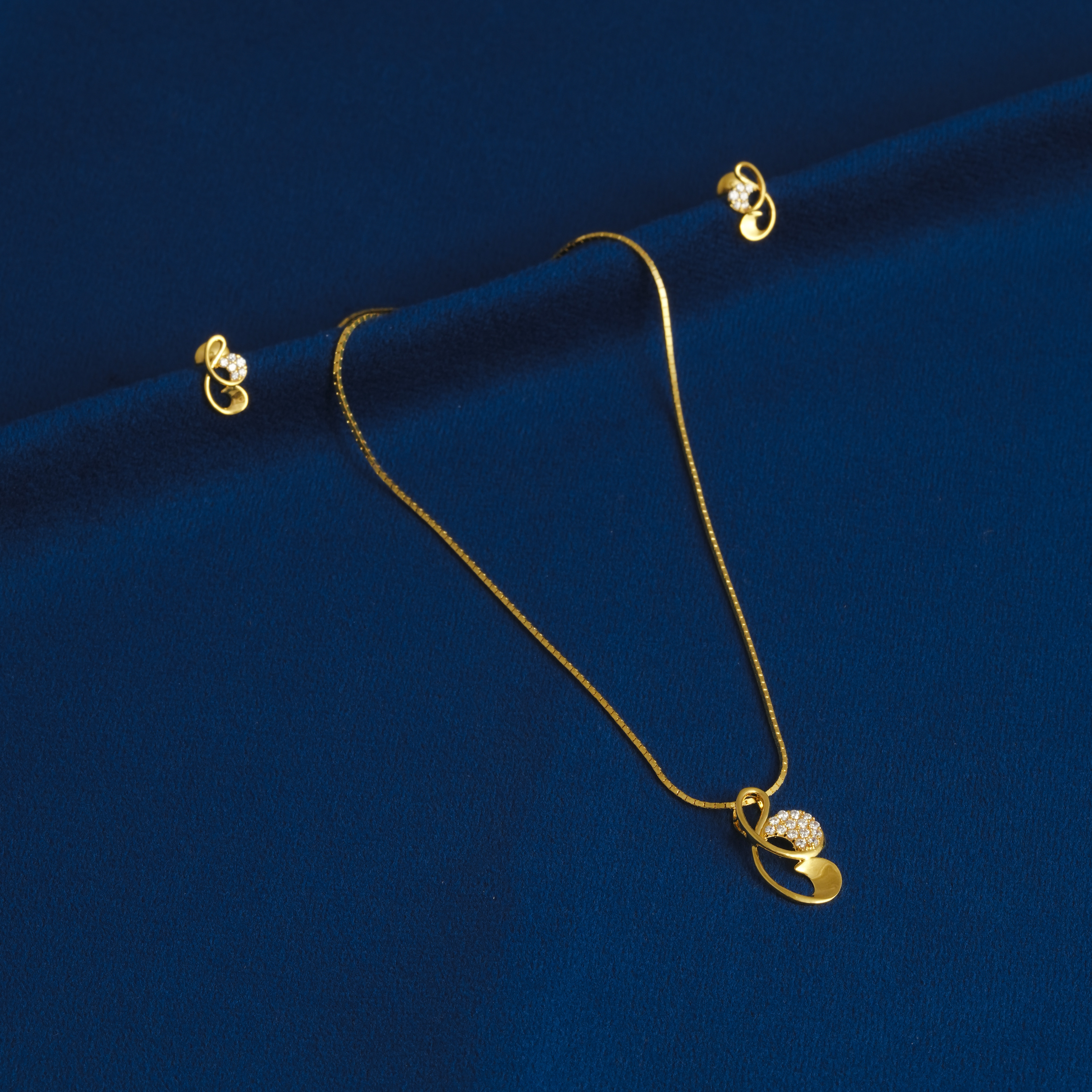 GOLD EMD KANTHI SET WITH MATCHING EARRINGS