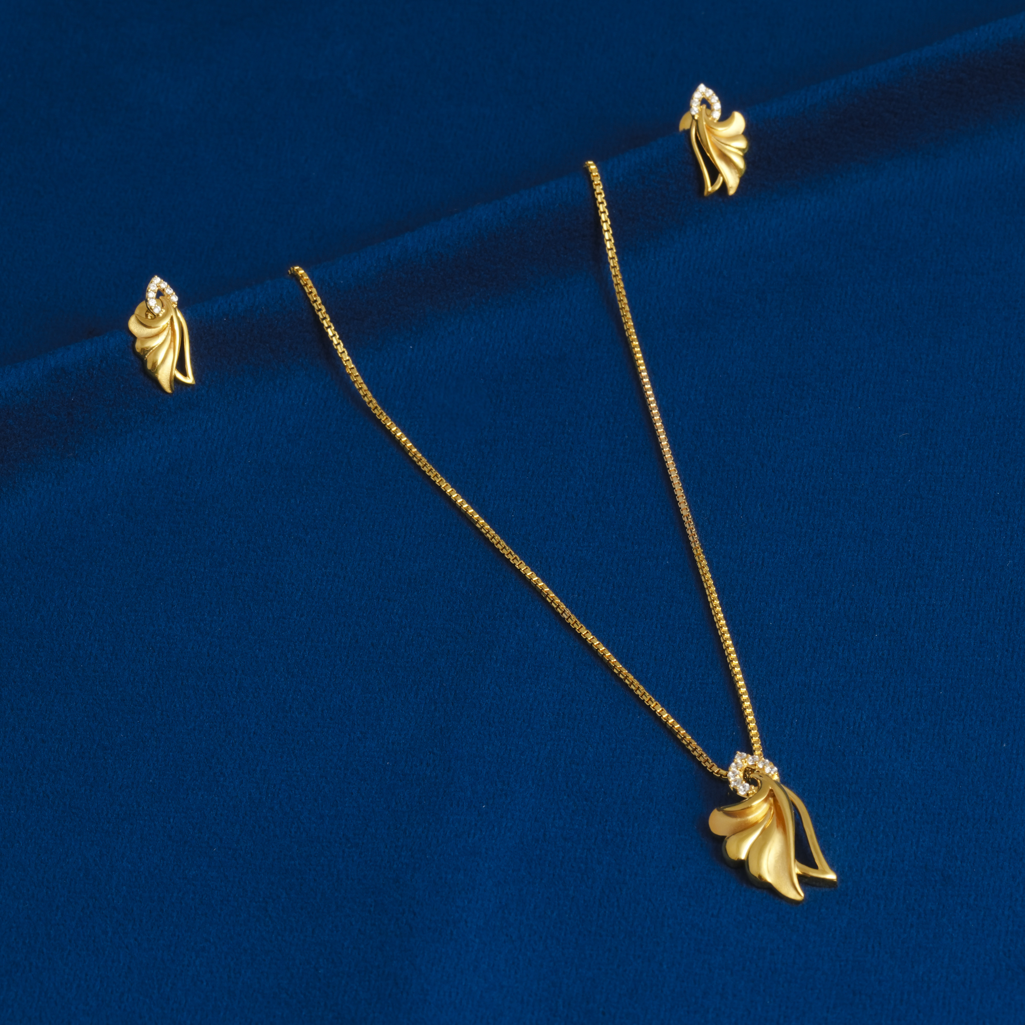 GOLD EMD KANTHI SET WITH MATCHING EARRINGS