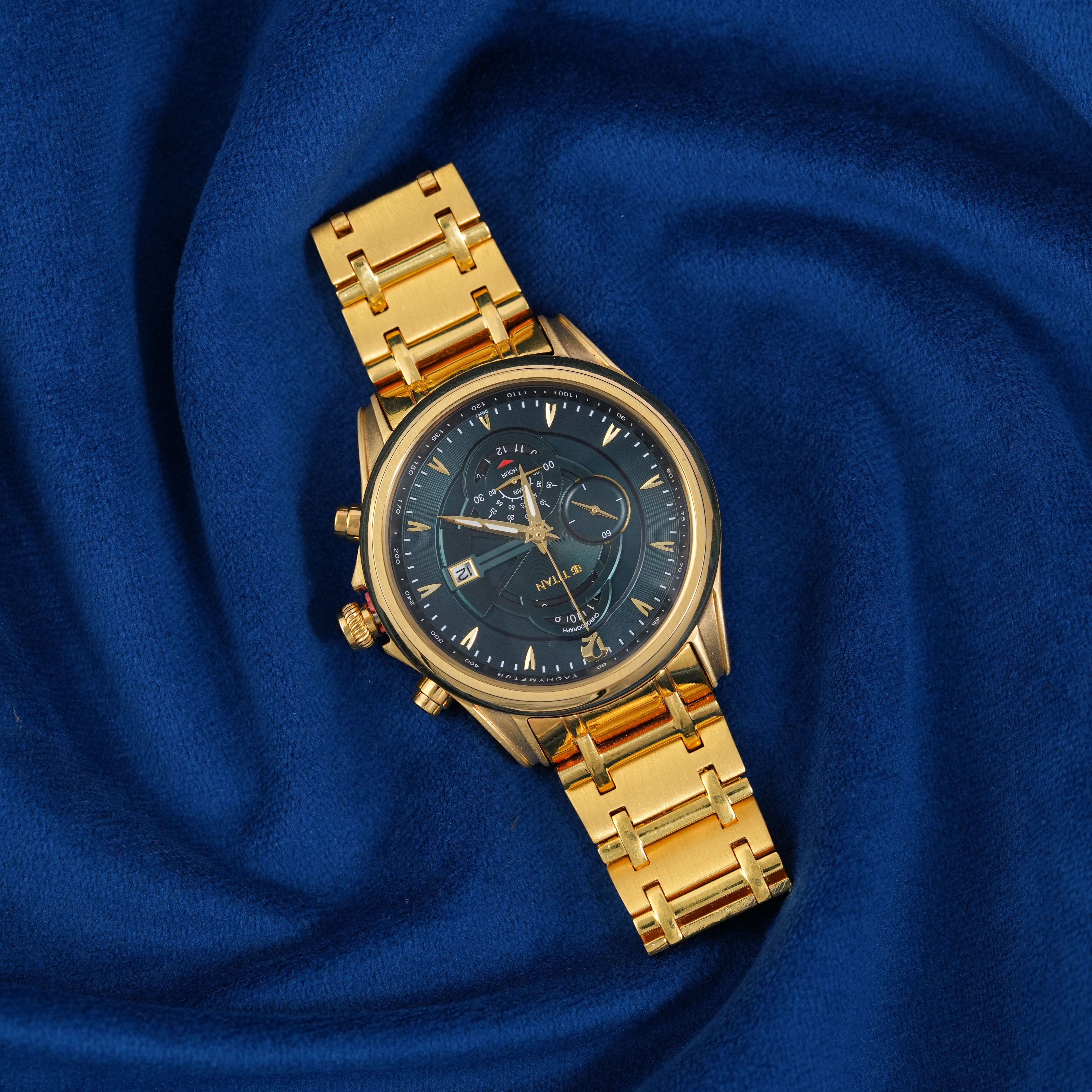 GOLD-TONE CHRONOGRAPH WATCH WITH DEEP BLUE DIAL