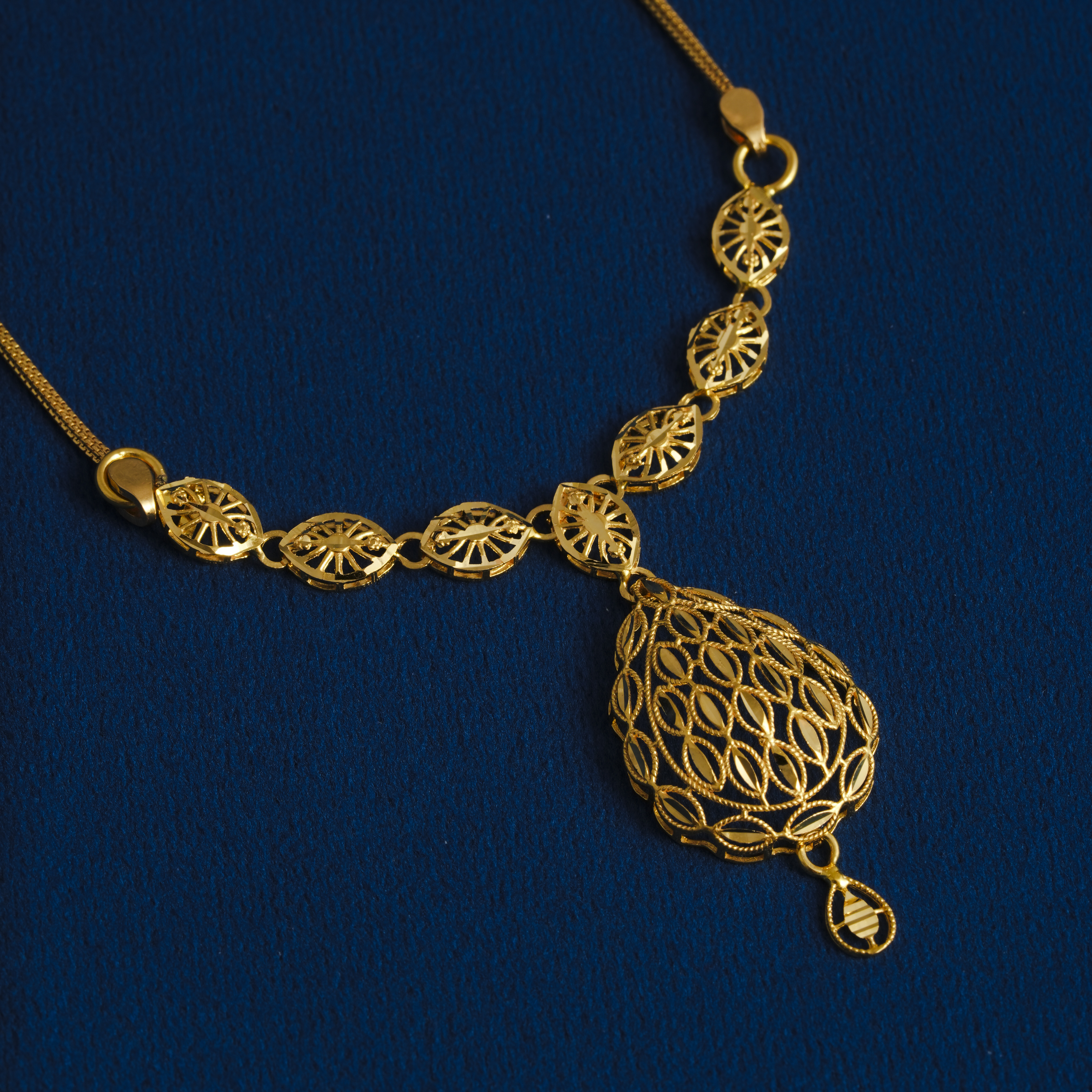 ELEGANT GOLD KANTHI CHAIN WITH ENAMEL DESIGN
