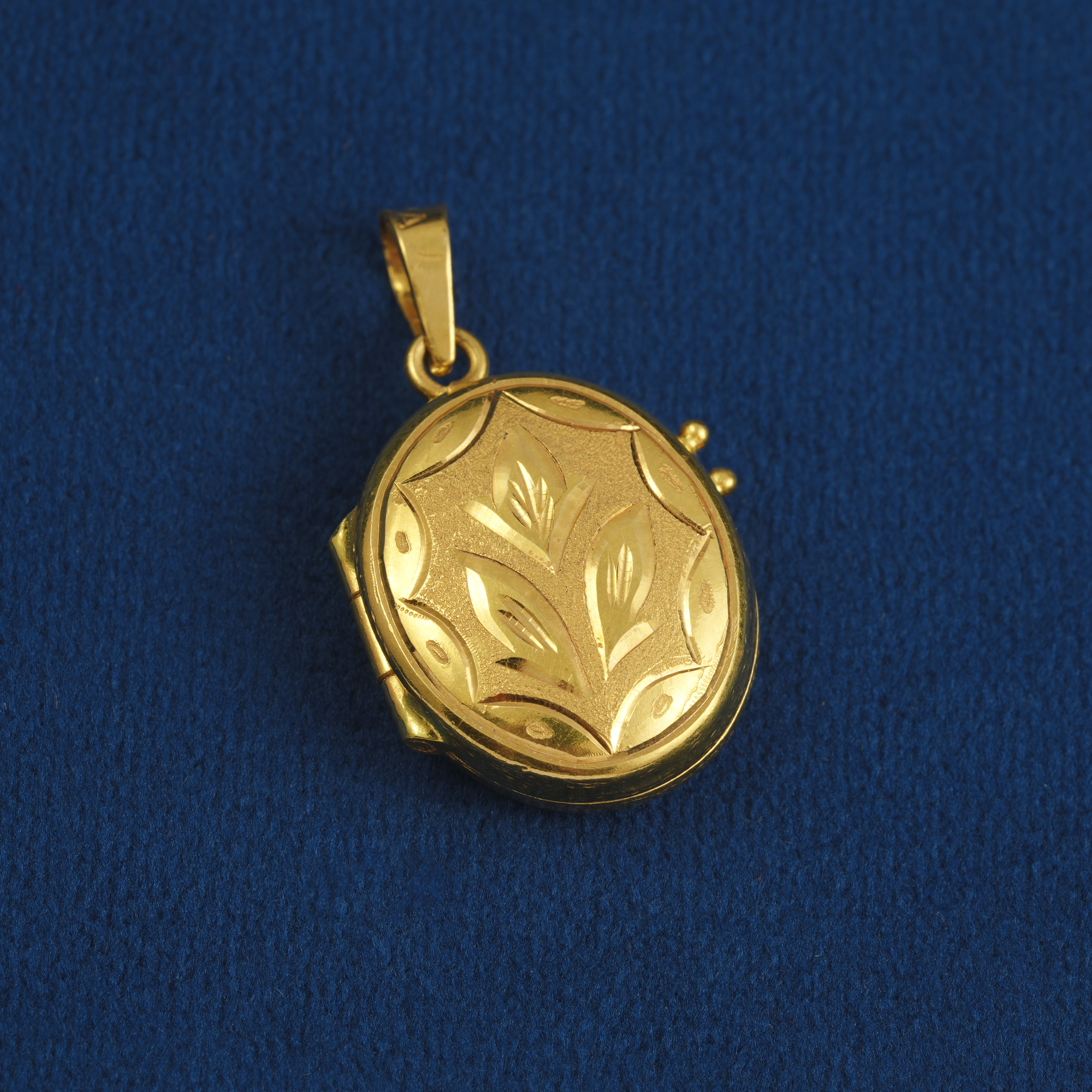 22K Gold Oval Floral Locket Pendant