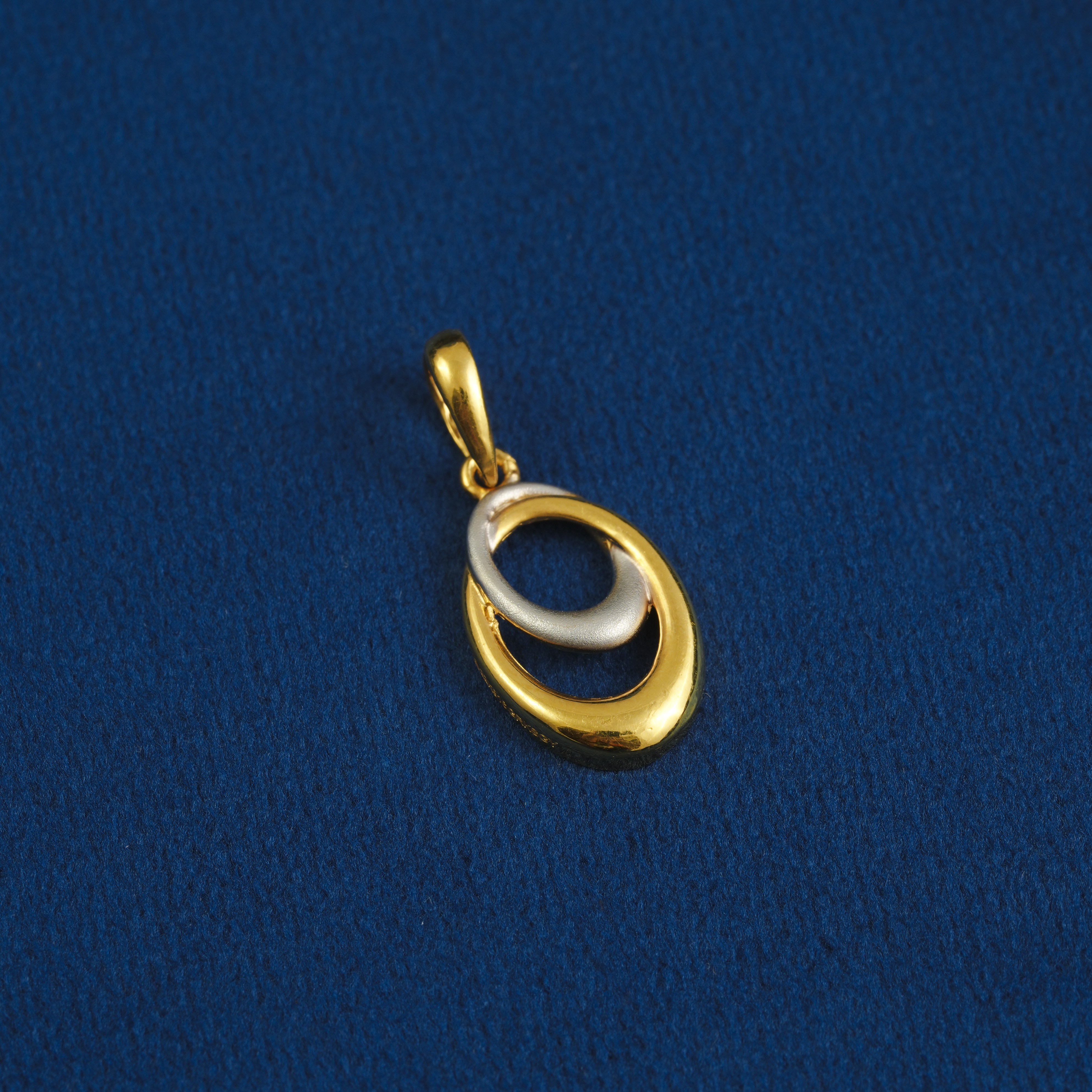 22K GOLD DUAL TONE OVAL DESIGN PENDANT
