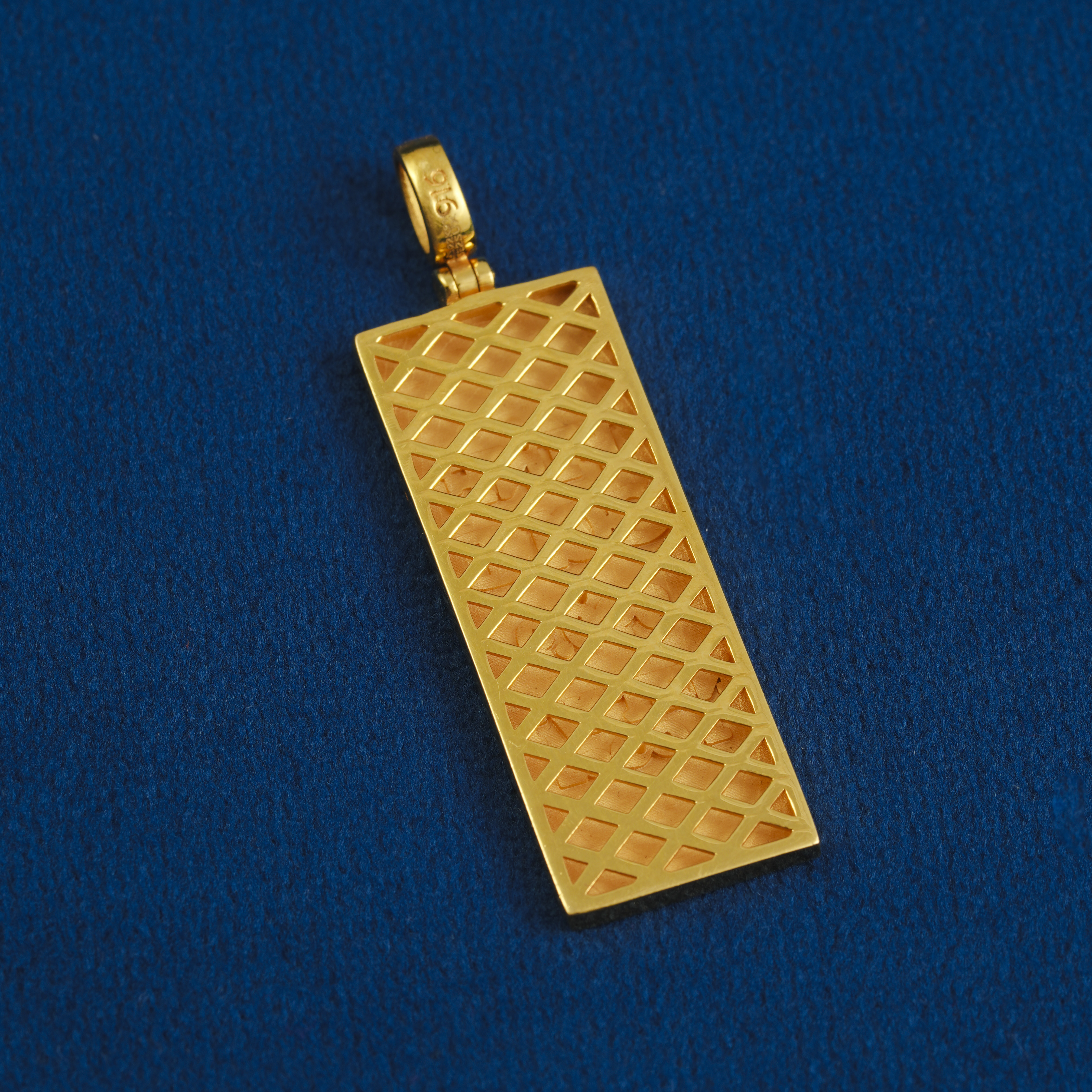 22K Gold Rectangular Pendant with Lattice Pattern