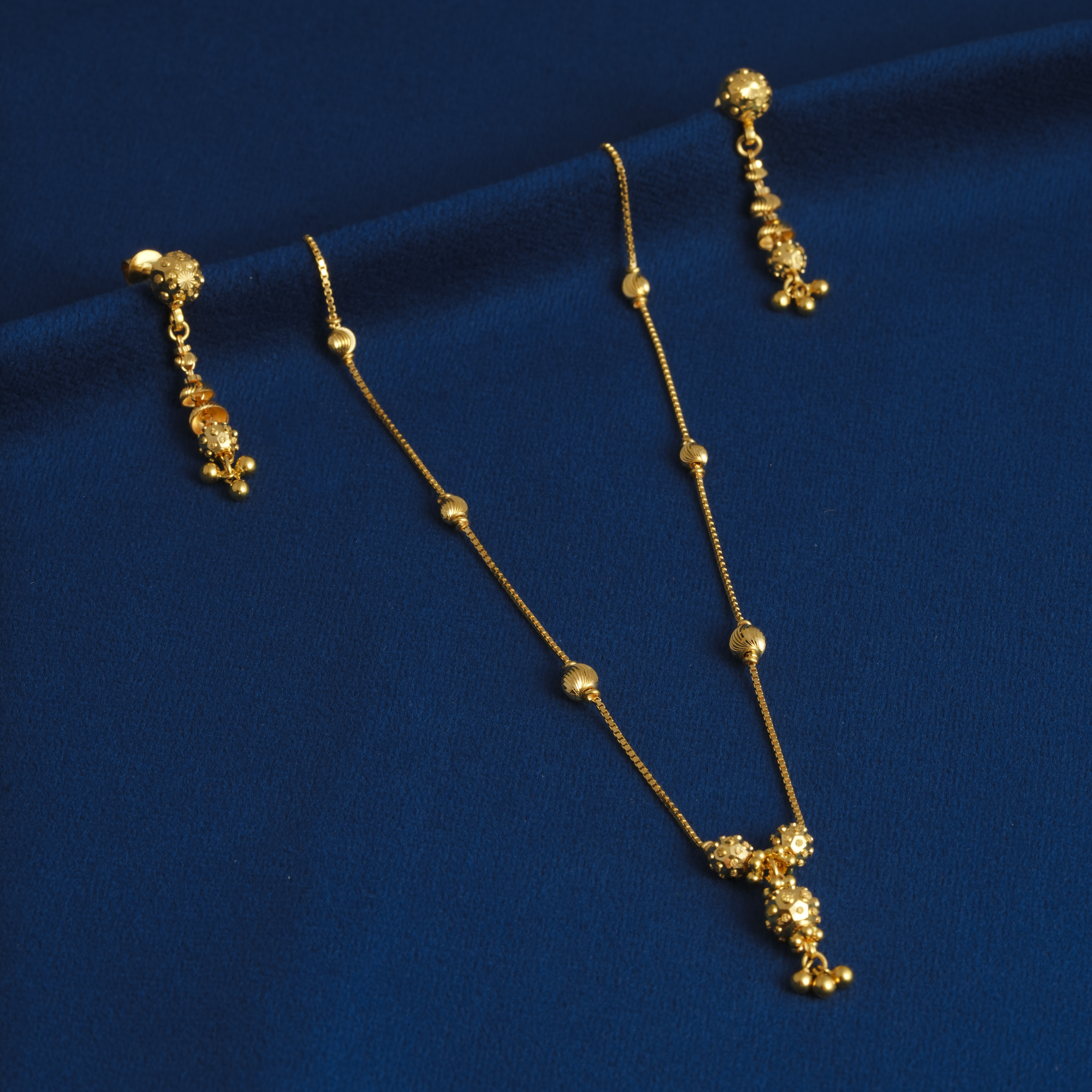 GOLD BALL KANTHI SET WITH MATCHING EARRINGS
